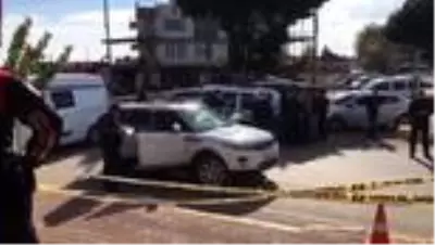 Seyir halindeki otomobile ateş açılması sonucu 2 kişi öldü, 1 kişi yaralandı Seyir halindeki otomobile ateş açılması sonucu 2 kişi öldü, 1 kişi yaralandı