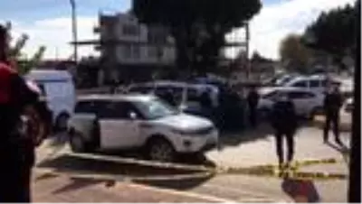 Seyir halindeki otomobile ateş açılması sonucu 2 kişi öldü, 1 kişi yaralandı Seyir halindeki otomobile ateş açılması sonucu 2 kişi öldü, 1 kişi yaralandı