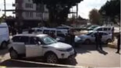 Seyir halindeki otomobile ateş açılması sonucu 2 kişi öldü, 1 kişi yaralandı Seyir halindeki otomobile ateş açılması sonucu 2 kişi öldü, 1 kişi yaralandı