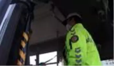 Siirt'te toplu taşıma araçlarındaki fazla yolcuları polis evlerine bıraktı Siirt'te toplu taşıma araçlarındaki fazla yolcuları polis evlerine bıraktı
