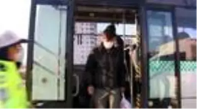 Siirt'te toplu taşıma araçlarındaki fazla yolcuları polis evlerine bıraktı Siirt'te toplu taşıma araçlarındaki fazla yolcuları polis evlerine bıraktı