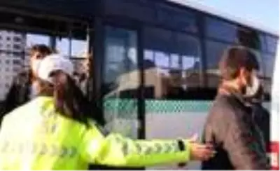 Siirt'te toplu taşıma araçlarındaki fazla yolcuları polis evlerine bıraktı Siirt'te toplu taşıma araçlarındaki fazla yolcuları polis evlerine bıraktı