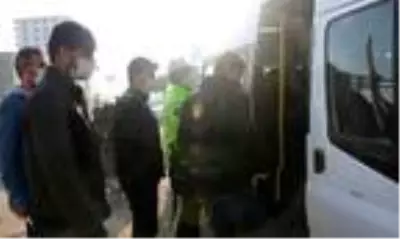 Siirt'te toplu taşıma araçlarındaki fazla yolcuları polis evlerine bıraktı Siirt'te toplu taşıma araçlarındaki fazla yolcuları polis evlerine bıraktı