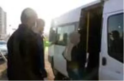 Siirt'te toplu taşıma araçlarındaki fazla yolcuları polis evlerine bıraktı Siirt'te toplu taşıma araçlarındaki fazla yolcuları polis evlerine bıraktı