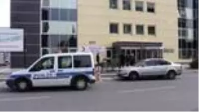 Silahla yaraladığı arkadaşını hastane önüne bırakıp kaçtığı iddiası Silahla yaraladığı arkadaşını hastane önüne bırakıp kaçtığı iddiası