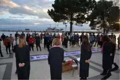 Sinop'ta kadına şiddete sokak tiyatrosu ile dikkat çektiler Sinop'ta kadına şiddete sokak tiyatrosu ile dikkat çektiler