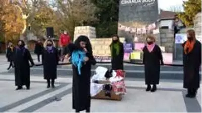Sinop'ta kadına şiddete sokak tiyatrosu ile dikkat çektiler Sinop'ta kadına şiddete sokak tiyatrosu ile dikkat çektiler