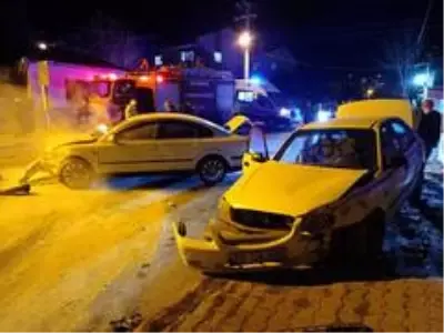 Sivas'ta otomobiller çarpıştı: 2 yaralı Sivas'ta otomobiller çarpıştı: 2 yaralı
