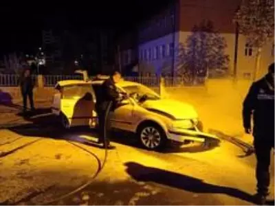 Sivas'ta otomobiller çarpıştı: 2 yaralı Sivas'ta otomobiller çarpıştı: 2 yaralı