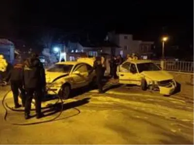 Sivas'ta otomobiller çarpıştı: 2 yaralı Sivas'ta otomobiller çarpıştı: 2 yaralı