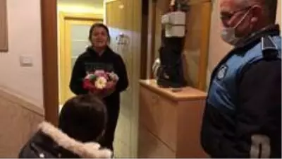 Sokağa çıkamayan minik Nisan Nur'un çiçeğini öğretmenine vermesine zabıta yardım etti Sokağa çıkamayan minik Nisan Nur'un çiçeğini öğretmenine vermesine zabıta yardım etti