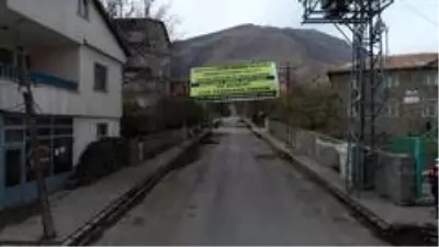 Sosyal Mahallesi sakinlerinden Başkan Geylani'ye teşekkür pankartı Sosyal Mahallesi sakinlerinden Başkan Geylani'ye teşekkür pankartı