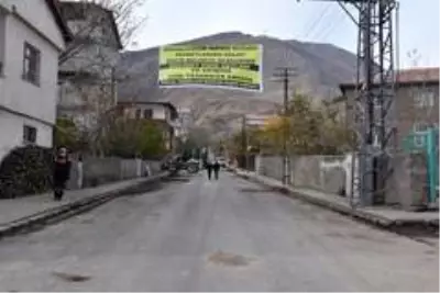 Sosyal Mahallesi sakinlerinden Başkan Geylani'ye teşekkür pankartı Sosyal Mahallesi sakinlerinden Başkan Geylani'ye teşekkür pankartı