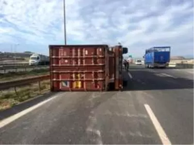 Sunta yüklü tır devrildi Sunta yüklü tır devrildi