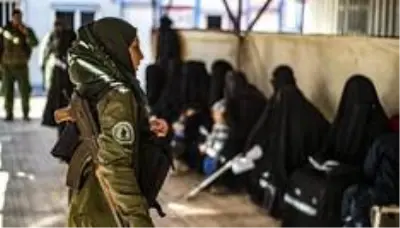 Suriye'de IŞİD üyelerinin ailelerinin tutulduğu kamp boşaltılıyor Suriye'de IŞİD üyelerinin ailelerinin tutulduğu kamp boşaltılıyor