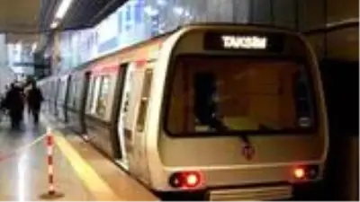 Taksim metrosunda raylara atlayan şahıs hayatını kaybetti Taksim metrosunda raylara atlayan şahıs hayatını kaybetti