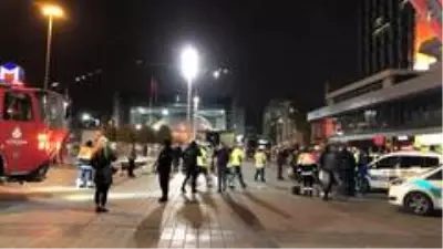Taksim metrosunda intihar girişimi: Seferler durdu Taksim metrosunda intihar girişimi: Seferler durdu