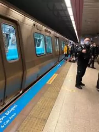 Taksim metrosunda intihar girişimi: Seferler durdu Taksim metrosunda intihar girişimi: Seferler durdu