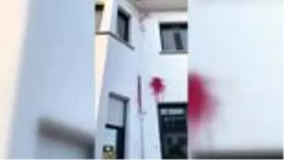 Terör örgütü yandaşlarından İsviçre Türk Toplumu Başkanı Şeref Yıldız'ın evine saldırı Terör örgütü yandaşlarından İsviçre Türk Toplumu Başkanı Şeref Yıldız'ın evine saldırı