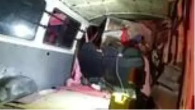 Son dakika haberi... Tırla minibüs çarpıştı: 1 ölü, 2 yaralı Son dakika haberi... Tırla minibüs çarpıştı: 1 ölü, 2 yaralı