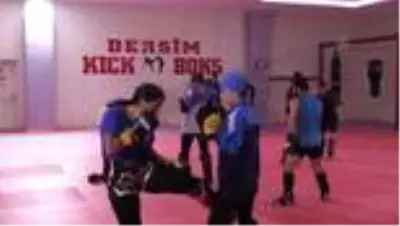 Tuncelili kick boksçular milli sporcu olmak için ringlerde ter döküyor Tuncelili kick boksçular milli sporcu olmak için ringlerde ter döküyor