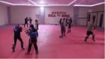 Tuncelili kick boksçular milli sporcu olmak için ringlerde ter döküyor Tuncelili kick boksçular milli sporcu olmak için ringlerde ter döküyor