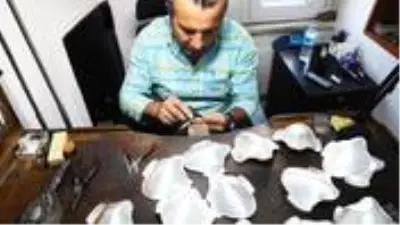 Türk ustanın ürettiği gümüş maskeler 1500 liradan, altın maskeler ise 20 bin liradan satılıyor Türk ustanın ürettiği gümüş maskeler 1500 liradan, altın maskeler ise 20 bin liradan satılıyor