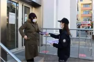 Son dakika gündem: Polisler, KADES ile ilgili bilgilendirme broşürü dağıttı Son dakika gündem: Polisler, KADES ile ilgili bilgilendirme broşürü dağıttı