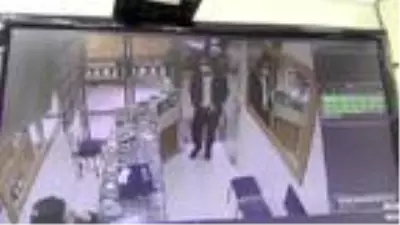Üsküdar'da sahte altınları kuyumcuya satmaya çalışan şüpheli böyle yakalandı Üsküdar'da sahte altınları kuyumcuya satmaya çalışan şüpheli böyle yakalandı