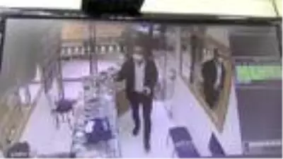 Üsküdar'da sahte altınları kuyumcuya satmaya çalışan şüpheli böyle yakalandı Üsküdar'da sahte altınları kuyumcuya satmaya çalışan şüpheli böyle yakalandı