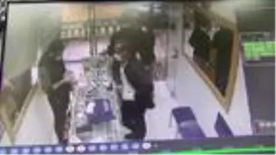 Üsküdar'da sahte altınları kuyumcuya satmaya çalışan şüpheli böyle yakalandı Üsküdar'da sahte altınları kuyumcuya satmaya çalışan şüpheli böyle yakalandı