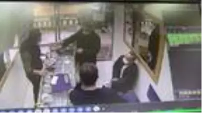 Üsküdar'da sahte altınları kuyumcuya satmaya çalışan şüpheli böyle yakalandı Üsküdar'da sahte altınları kuyumcuya satmaya çalışan şüpheli böyle yakalandı