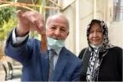 Valiye, evliliğinin ilk günlerinde eşinin pişirdiği mısırın 46 yıldır sakladığı püskülünü gösterdi Valiye, evliliğinin ilk günlerinde eşinin pişirdiği mısırın 46 yıldır sakladığı püskülünü gösterdi