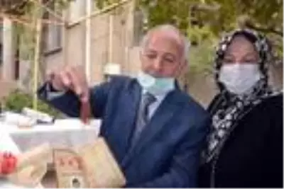 Valiye, evliliğinin ilk günlerinde eşinin pişirdiği mısırın 46 yıldır sakladığı püskülünü gösterdi Valiye, evliliğinin ilk günlerinde eşinin pişirdiği mısırın 46 yıldır sakladığı püskülünü gösterdi