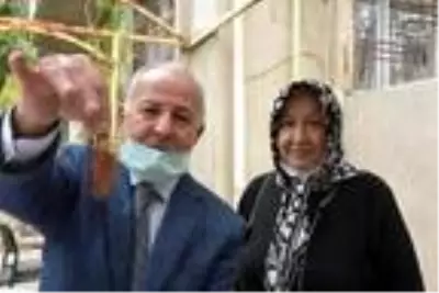 Valiye, evliliğinin ilk günlerinde eşinin pişirdiği mısırın 46 yıldır sakladığı püskülünü gösterdi Valiye, evliliğinin ilk günlerinde eşinin pişirdiği mısırın 46 yıldır sakladığı püskülünü gösterdi