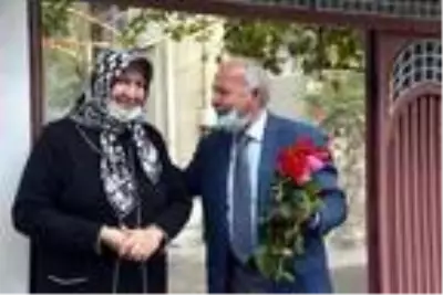 Valiye, evliliğinin ilk günlerinde eşinin pişirdiği mısırın 46 yıldır sakladığı püskülünü gösterdi Valiye, evliliğinin ilk günlerinde eşinin pişirdiği mısırın 46 yıldır sakladığı püskülünü gösterdi