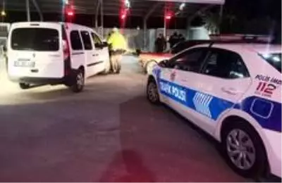Yoklama kaçağı ve aracı sigortasız sürücü 'Köpek gibi yalvarıyorum çek' deyip poz verdi Yoklama kaçağı ve aracı sigortasız sürücü 'Köpek gibi yalvarıyorum çek' deyip poz verdi