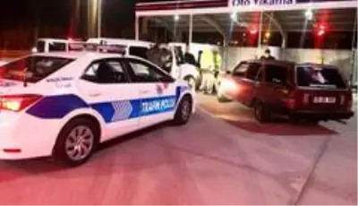 Yoklama kaçağı ve aracı sigortasız sürücü 'Köpek gibi yalvarıyorum çek' deyip poz verdi Yoklama kaçağı ve aracı sigortasız sürücü 'Köpek gibi yalvarıyorum çek' deyip poz verdi