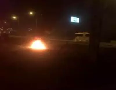 Son dakika haber | Yol kenarında yakılan lastik ateşi korkuttu Son dakika haber | Yol kenarında yakılan lastik ateşi korkuttu