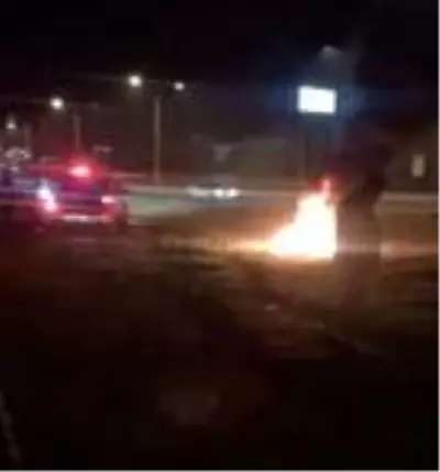 Son dakika haber | Yol kenarında yakılan lastik ateşi korkuttu Son dakika haber | Yol kenarında yakılan lastik ateşi korkuttu