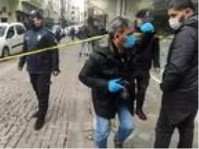 Zeytinburnu'nda silahlı sopalı kavga: 2 yaralı Zeytinburnu'nda silahlı sopalı kavga: 2 yaralı