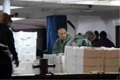 Zonguldak'ta balıkçılar 10 ton hamsi ile limana yanaştı Zonguldak'ta balıkçılar 10 ton hamsi ile limana yanaştı