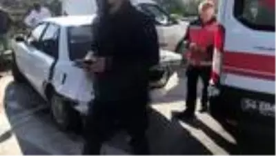 3 aracın çarpıştığı kazada 2 kişi yaralandı 3 aracın çarpıştığı kazada 2 kişi yaralandı