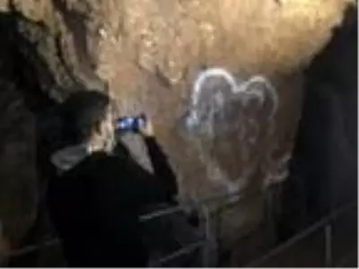 3 bin yıllık mağaranın duvarlarını yazı tahtasına çevirdiler 3 bin yıllık mağaranın duvarlarını yazı tahtasına çevirdiler