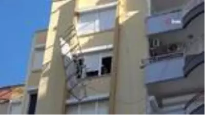 8. kattaki iskelede mahsur kalan iki işçiyi emniyet kemeri hayata bağladı 8. kattaki iskelede mahsur kalan iki işçiyi emniyet kemeri hayata bağladı