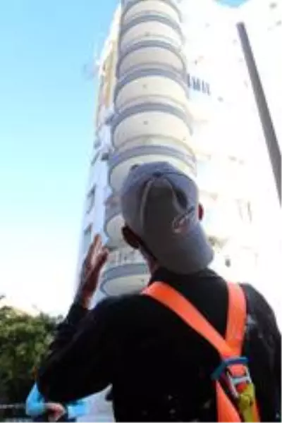 8. kattaki iskelede mahsur kalan iki işçiyi emniyet kemeri hayata bağladı 8. kattaki iskelede mahsur kalan iki işçiyi emniyet kemeri hayata bağladı