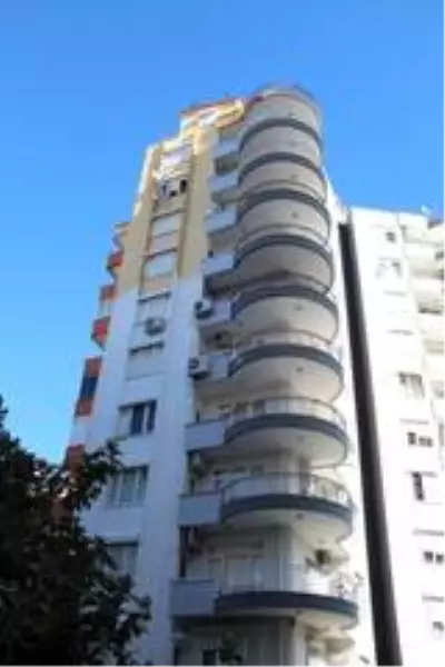 8. kattaki iskelede mahsur kalan iki işçiyi emniyet kemeri hayata bağladı 8. kattaki iskelede mahsur kalan iki işçiyi emniyet kemeri hayata bağladı