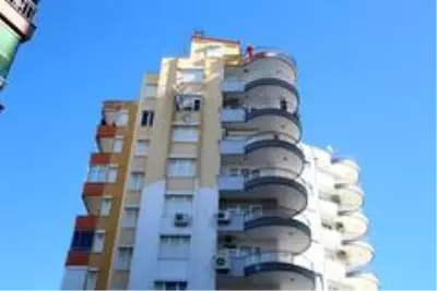 8. kattaki iskelede mahsur kalan iki işçiyi emniyet kemeri hayata bağladı 8. kattaki iskelede mahsur kalan iki işçiyi emniyet kemeri hayata bağladı