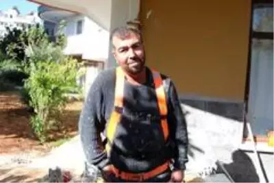 8. kattaki iskelede mahsur kalan iki işçiyi emniyet kemeri hayata bağladı 8. kattaki iskelede mahsur kalan iki işçiyi emniyet kemeri hayata bağladı