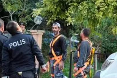 8. kattaki iskelede mahsur kalan iki işçiyi emniyet kemeri hayata bağladı 8. kattaki iskelede mahsur kalan iki işçiyi emniyet kemeri hayata bağladı